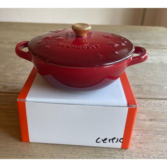 NEW Le Creuset Stoneware Mini Marmite Star Relief w/golden knob, 12cm, Cerise - Picture 2 of 11